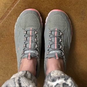 Sketchers Tennis Shoes